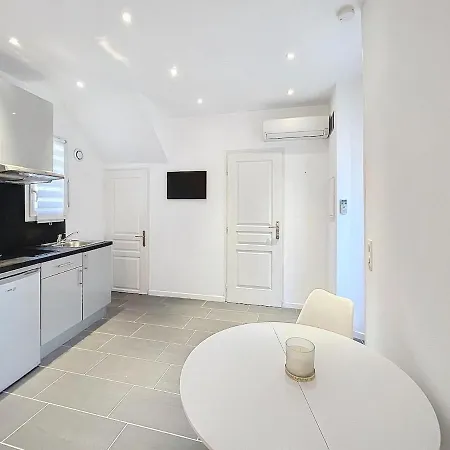- Apartman *